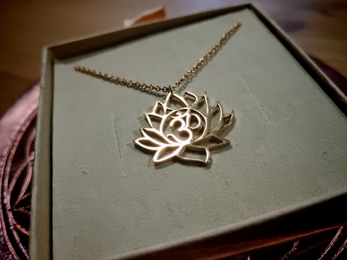 COLLIER FLEUR DE LOTUS ET AUM