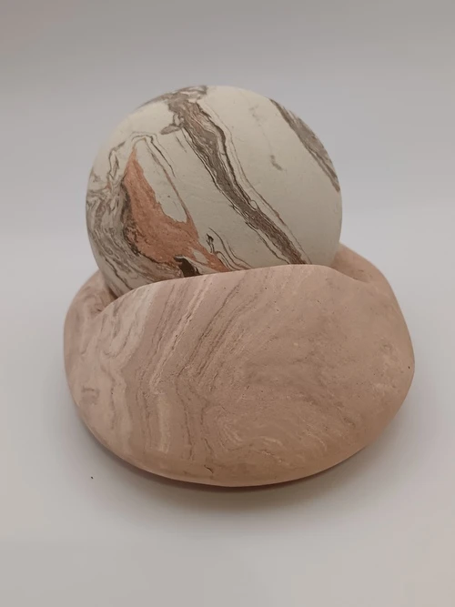 Galet d'argile avec son socle