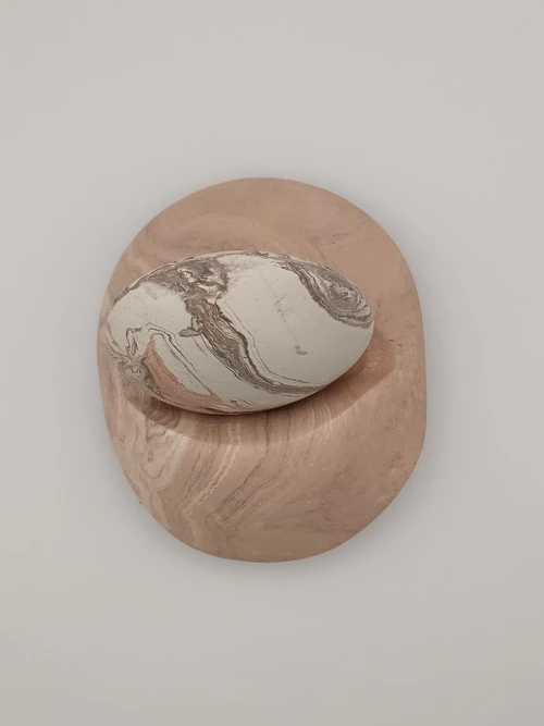 Galet d'argile avec son socle
