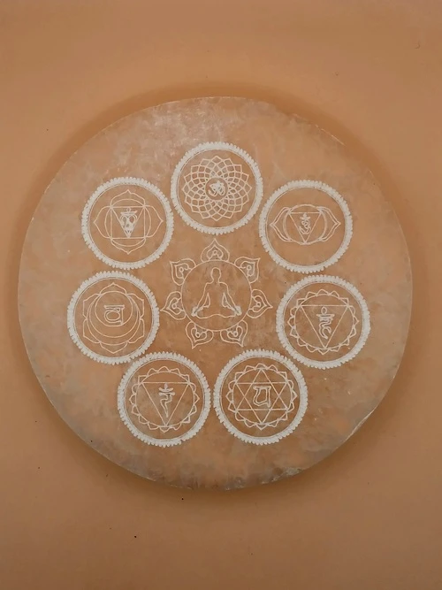Palet de Sélénite –Gravure Yogi & 7 Chakras