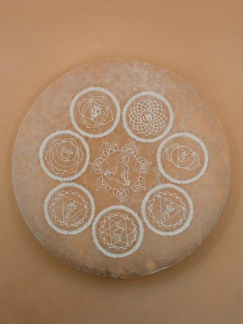 Palet de Sélénite –Gravure Yogi & 7 Chakras