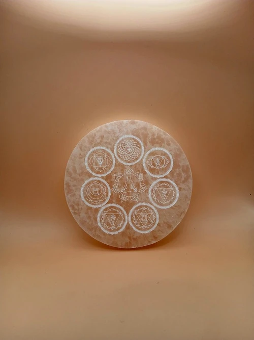 Palet de Sélénite –Gravure Yogi & 7 Chakras