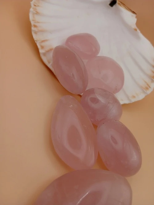 Galet en Quartz Rose – 53 g