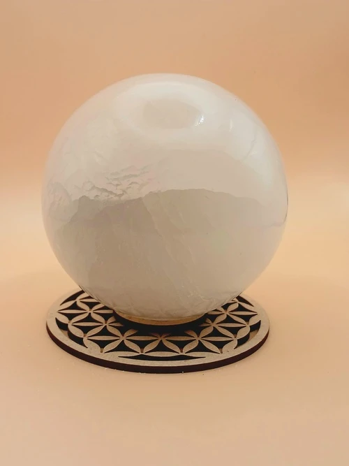 Sphère en Sélénite avec Socle Gravé Fleur de Vie – Taille Moyenne