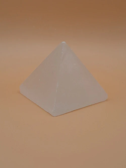 Petite Pyramide en Sélénite – 4,5 cm
