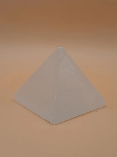 Petite Pyramide en Sélénite – 4,5 cm
