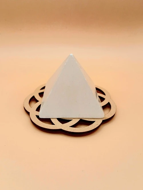 Petite Pyramide en Sélénite – 4,5 cm