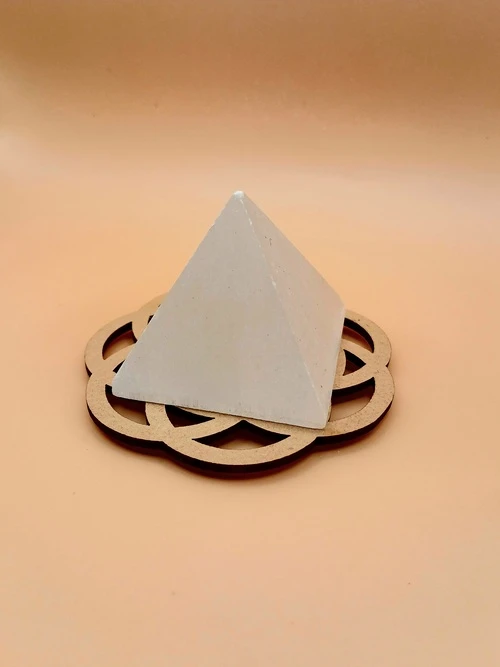 Petite Pyramide en Sélénite – 4,5 cm