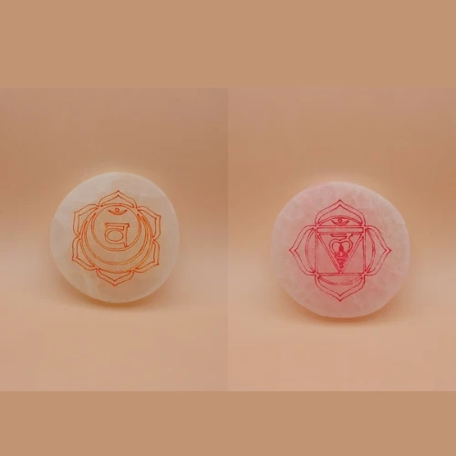 Set de 7 Petits Palets en Sélénite – Chakras Gravés