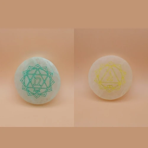 Set de 7 Petits Palets en Sélénite – Chakras Gravés