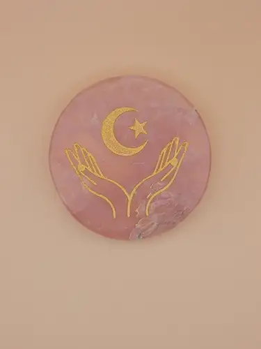 Palet en Quartz Rose Gravé – Main et Lune