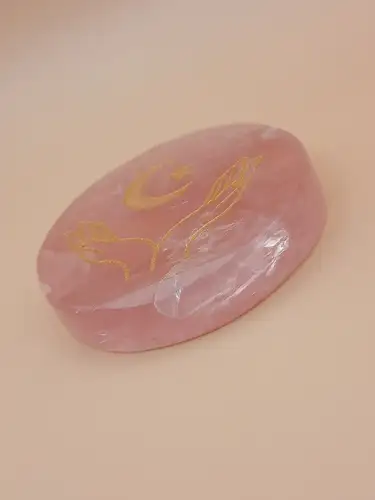 Palet en Quartz Rose Gravé – Main et Lune
