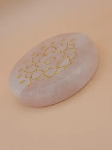 Palet en Quartz Rose Gravé – Lotus