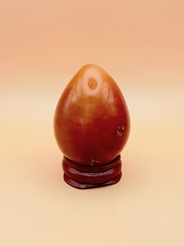 Œuf en Cornaline avec Socle en Bois