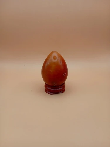 Œuf en Cornaline avec Socle en Bois