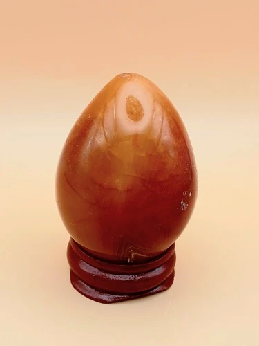 Œuf en Cornaline avec Socle en Bois