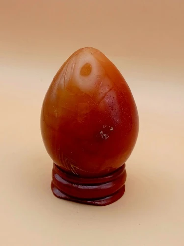 Œuf en Cornaline avec Socle en Bois