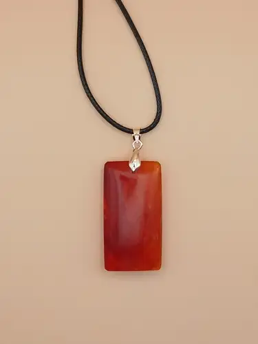 Pendentif Rectangle en Cornaline avec Chaîne en Cuir