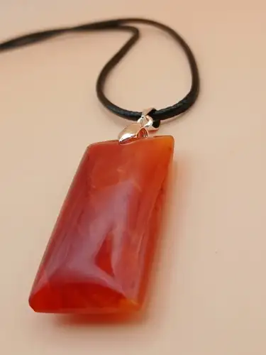 Pendentif Rectangle en Cornaline avec Chaîne en Cuir