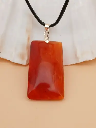 Pendentif Rectangle en Cornaline avec Chaîne en Cuir