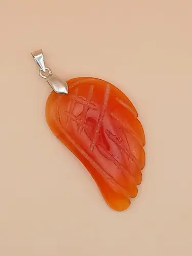 Pendentif Aile d’Ange en Cornaline avec Chaîne en Cuir