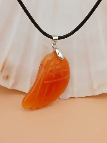 Pendentif Aile d’Ange en Cornaline avec Chaîne en Cuir