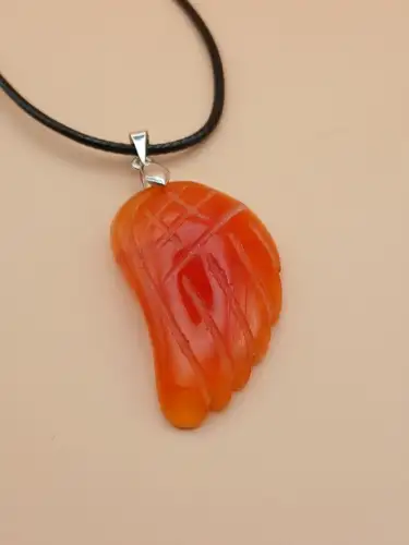 Pendentif Aile d’Ange en Cornaline avec Chaîne en Cuir