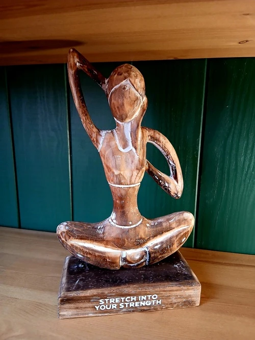 Statue en bois – Posture de yoga “Stretch into your strength” – 30 cm