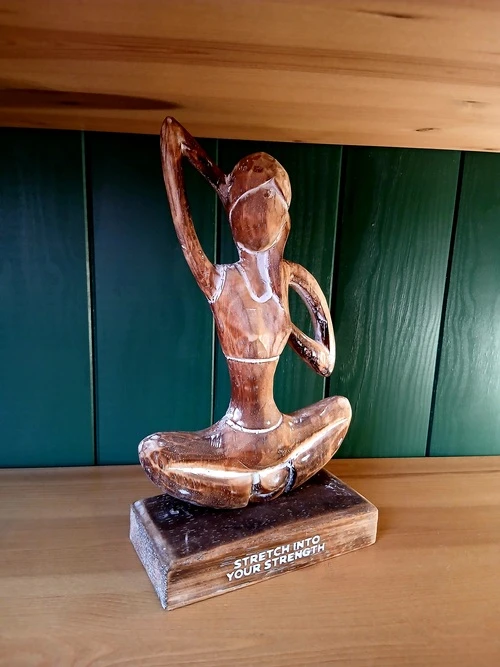 Statue en bois – Posture de yoga “Stretch into your strength” – 30 cm