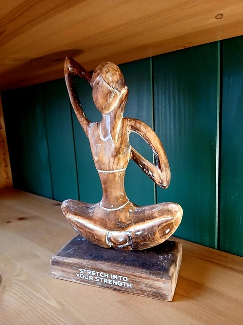 Statue en bois – Posture de yoga “Stretch into your strength” – 30 cm