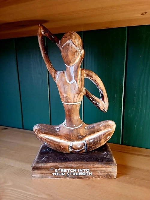 Statue en bois – Posture de yoga “Stretch into your strength” – 30 cm