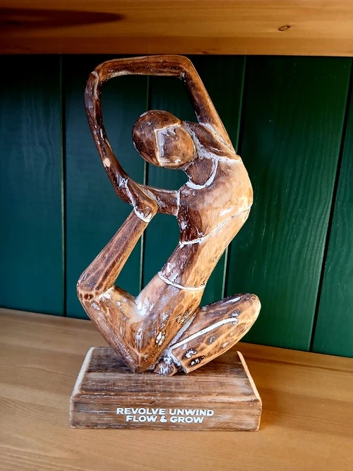 Statue en bois – Posture de yoga “Revolve, Unwind, Flow & Grow” – 30 cm