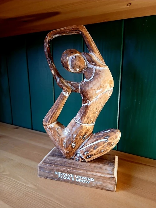 Statue en bois – Posture de yoga “Revolve, Unwind, Flow & Grow” – 30 cm