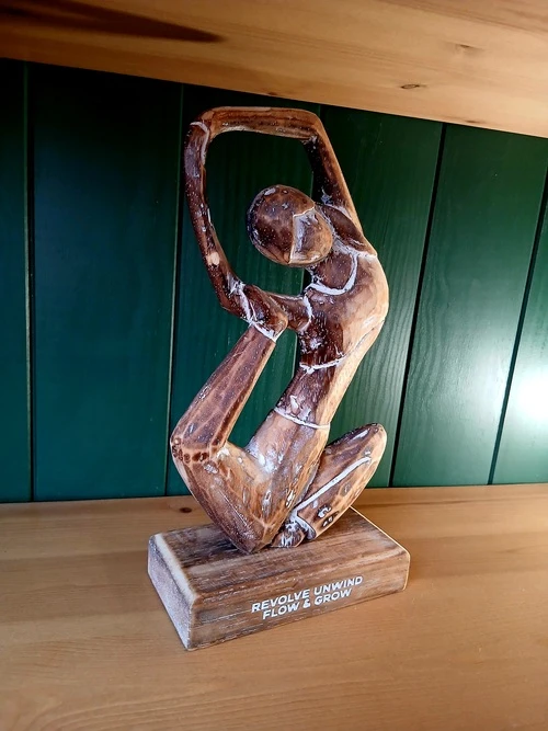 Statue en bois – Posture de yoga “Revolve, Unwind, Flow & Grow” – 30 cm