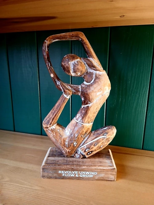 Statue en bois – Posture de yoga “Revolve, Unwind, Flow & Grow” – 30 cm