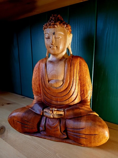 Statue de Bouddha en bois clair – Posture de méditation – 35 cm