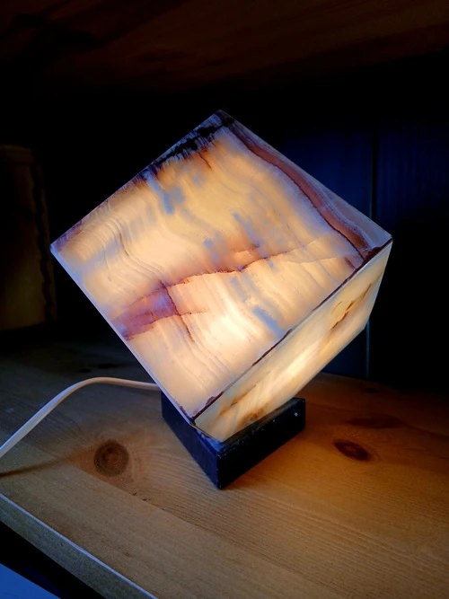 Lampe Cube en Onyx – Lumière Naturelle et Apaisante