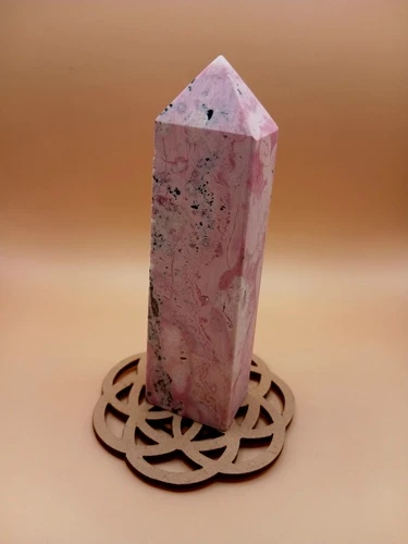 Pointe en Rhodonite – Qualité AA+ sur Fleur de Vie