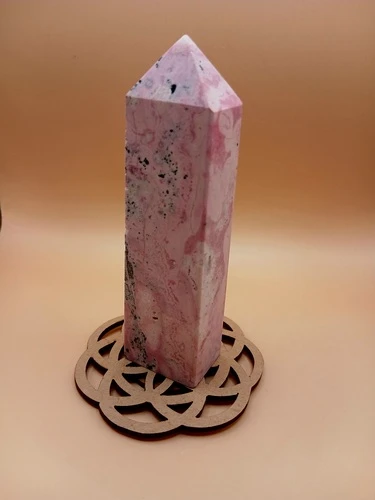 Pointe en Rhodonite – Qualité AA+ sur Fleur de Vie