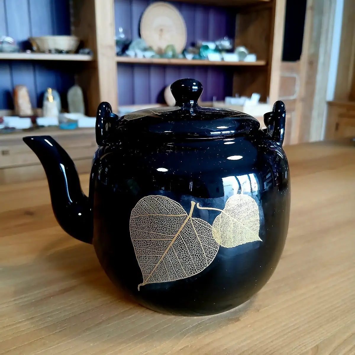 Théière en céramique noire – Feuilles dorées