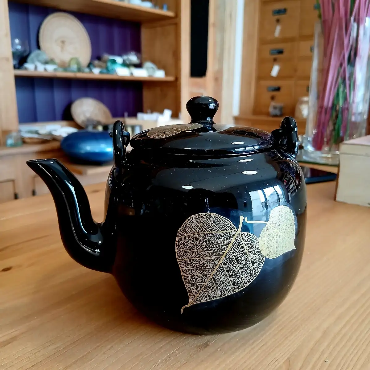Théière en céramique noire – Feuilles dorées