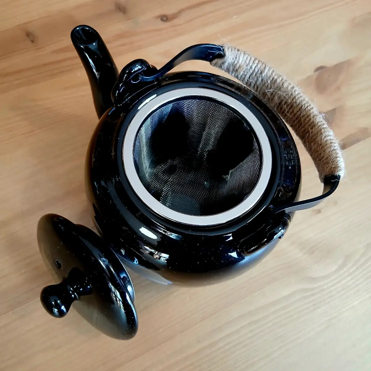 Théière en céramique noire – Feuilles dorées