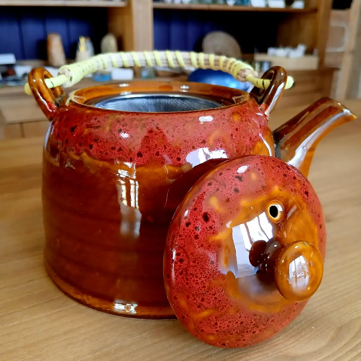 Théière en céramique couleur terre cuite