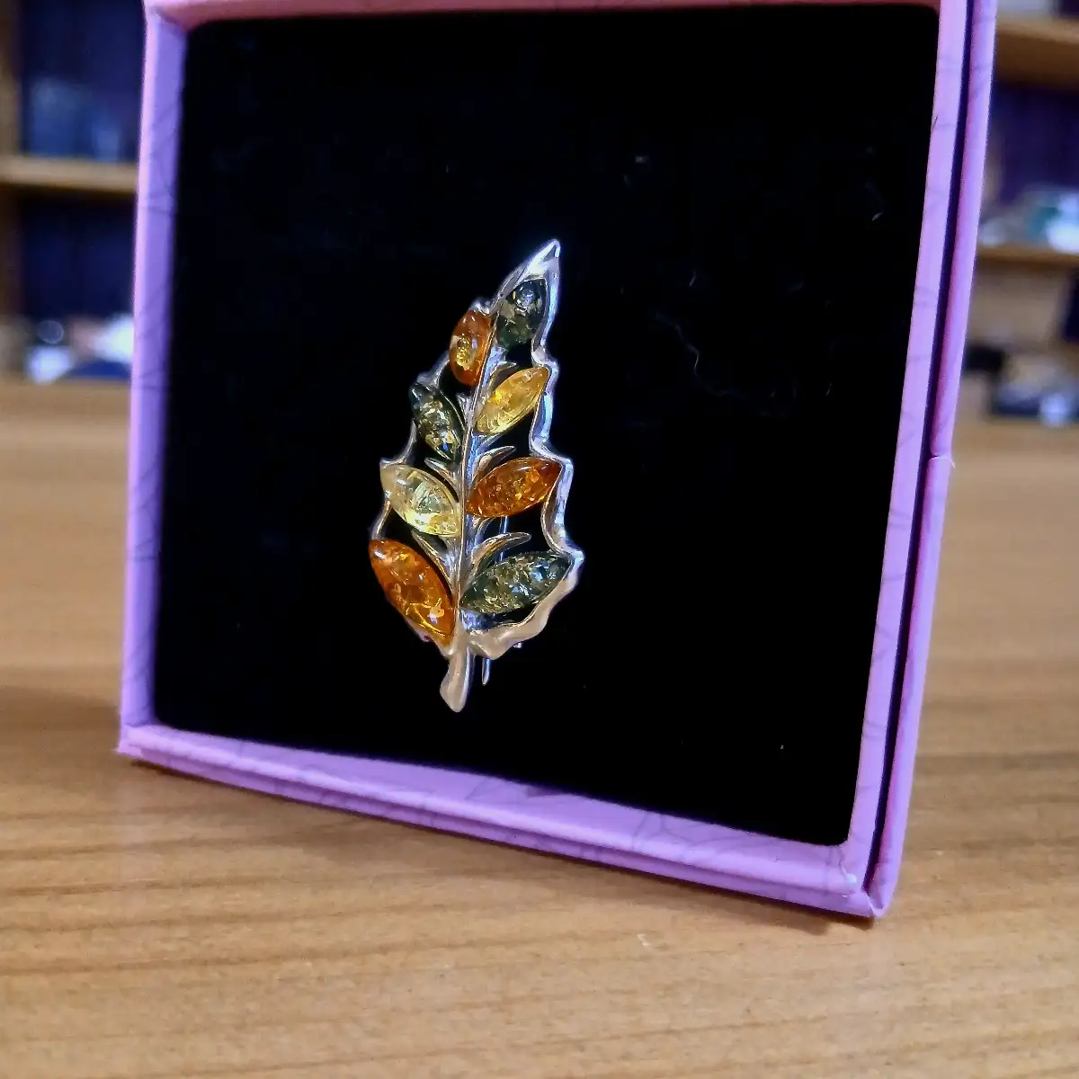 Broche Feuille en Ambre