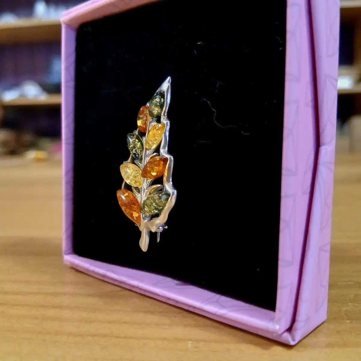 Broche Feuille en Ambre