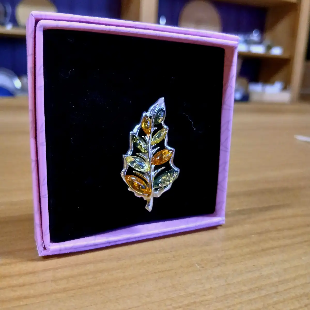 Broche Feuille en Ambre