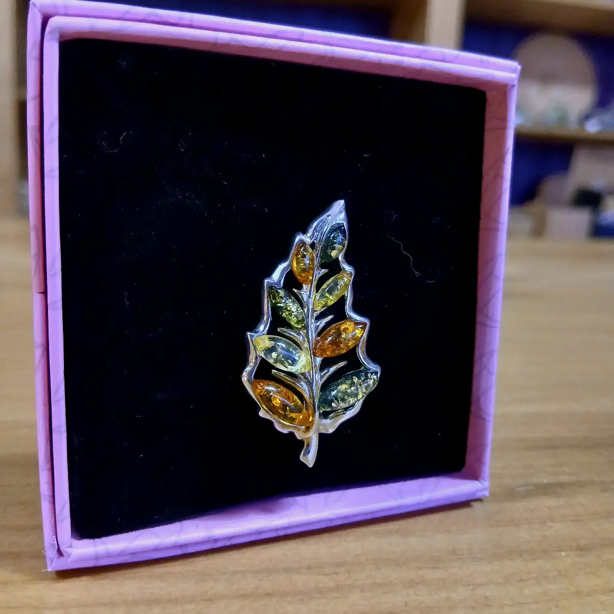 Broche Feuille en Ambre