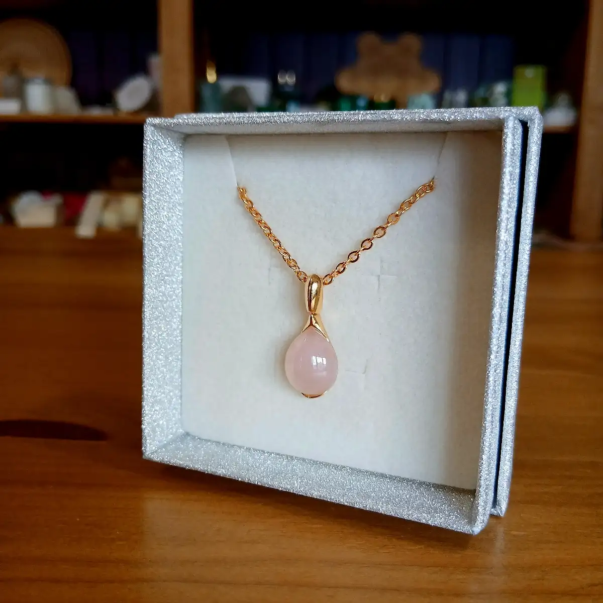 Pendentif en Plaqué Or & Quartz Rose – Douceur & Harmonie
