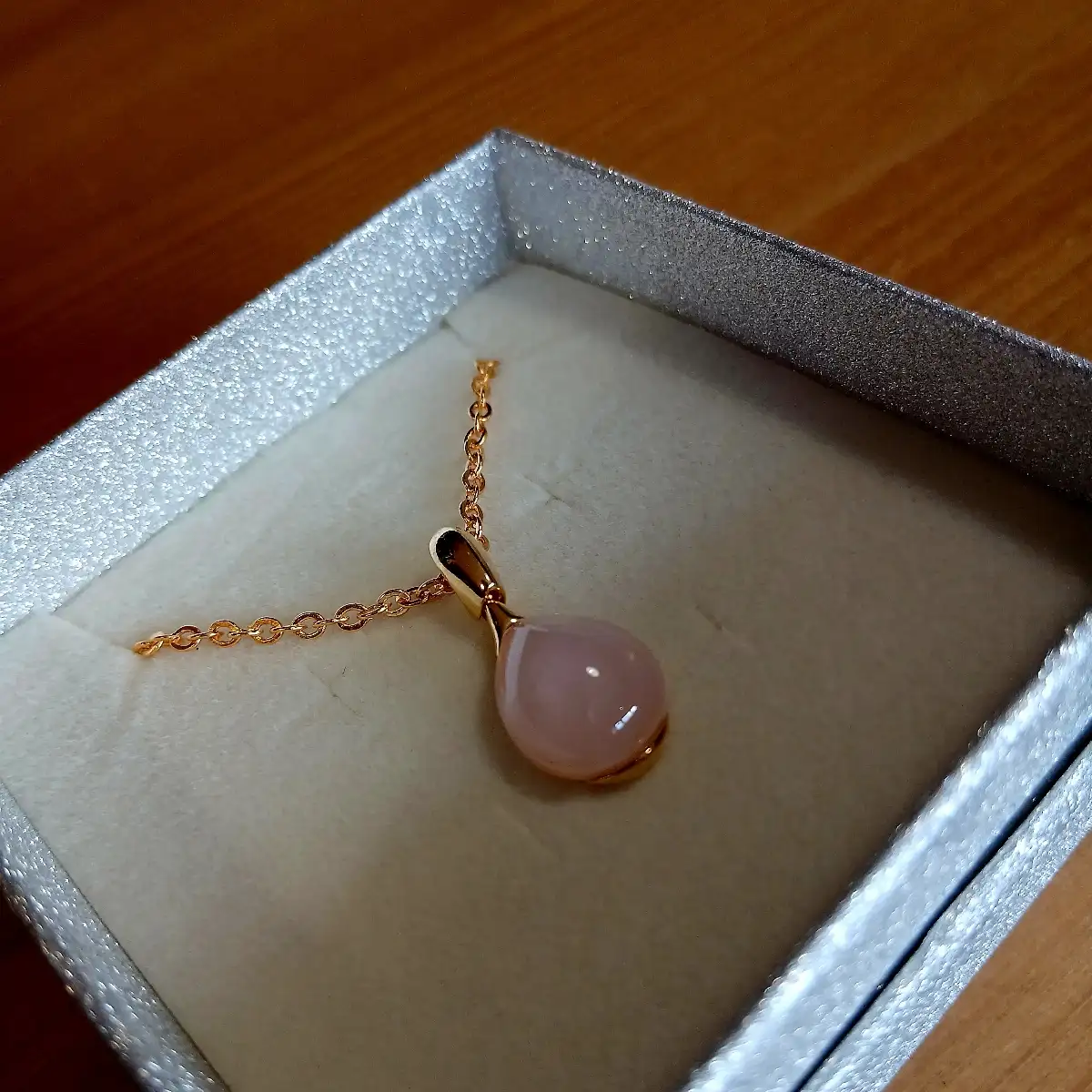 Pendentif en Plaqué Or & Quartz Rose – Douceur & Harmonie