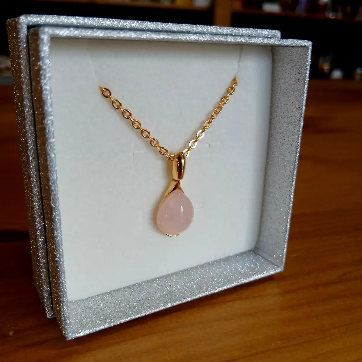 Pendentif en Plaqué Or & Quartz Rose – Douceur & Harmonie